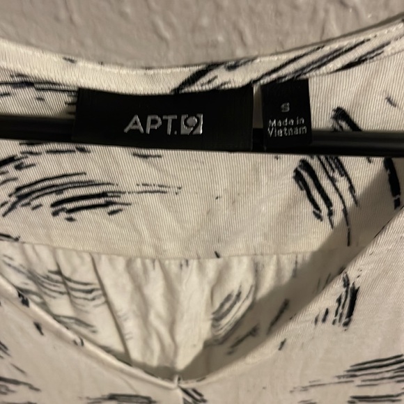 Plus Size Apt. 9® Ruffle V-Neck Top size smalll - Picture 5 of 5